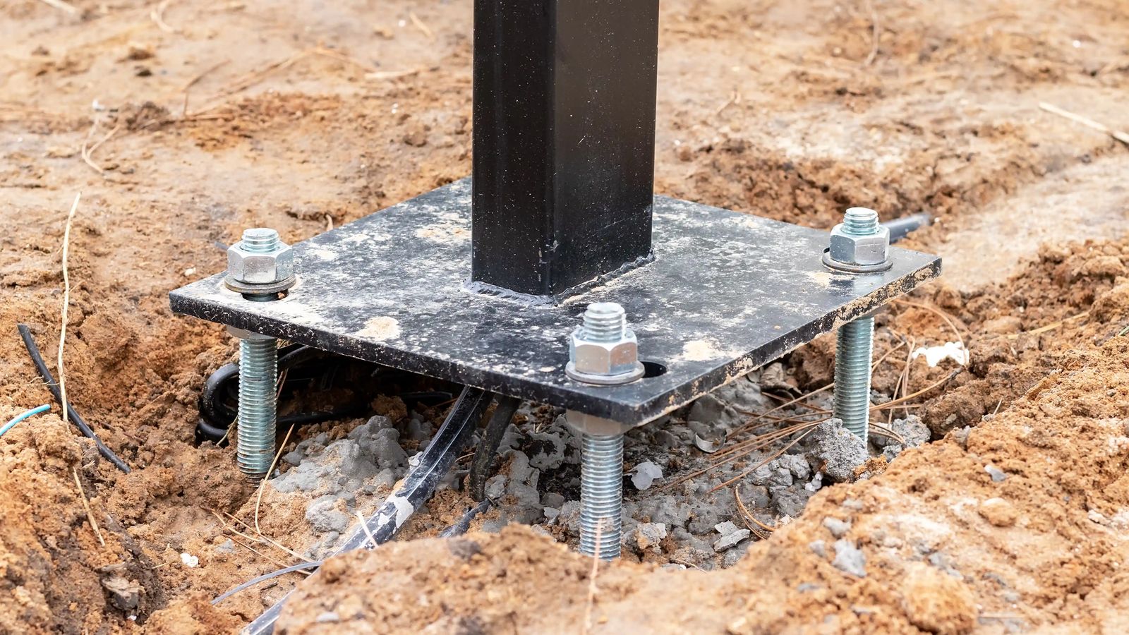 Steel column base plate fastened with anchor bolts in excavated soil